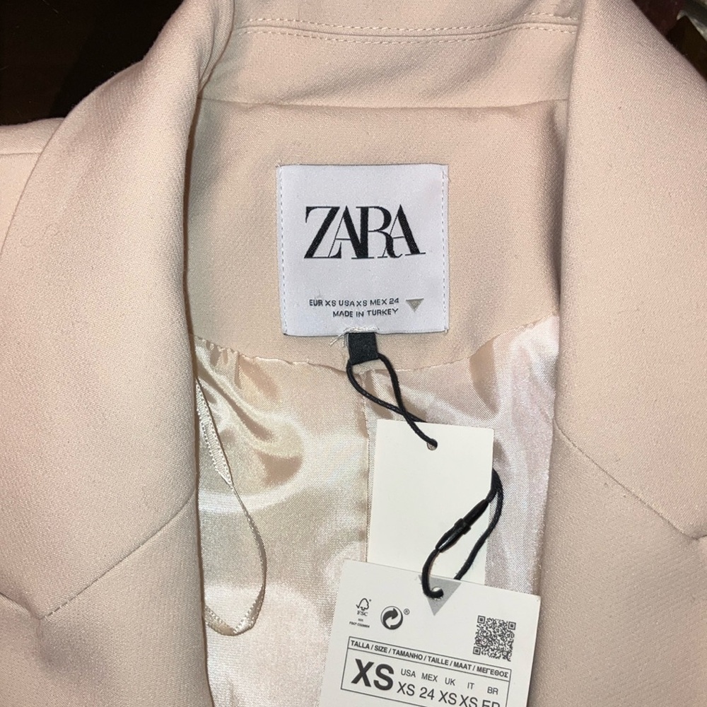 ZARA CROPPED BLAZER
-BRAND NEW/ NEVER WORN